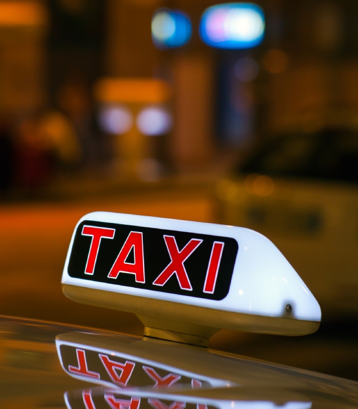 Enseigne lumineuse TAXI sur le toit d’un véhicule